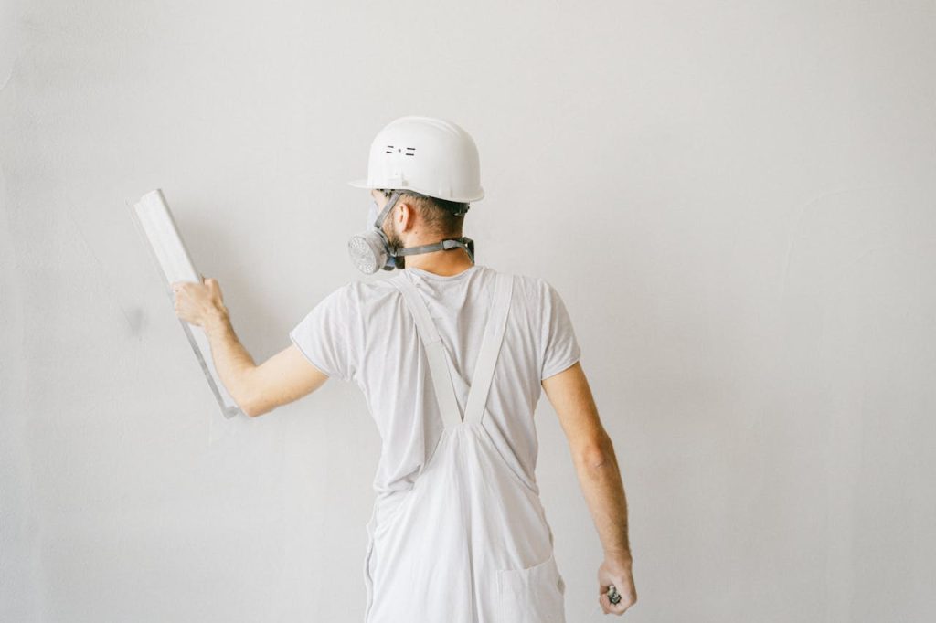 Plaquiste au travail sur un mur en plaques de plâtre